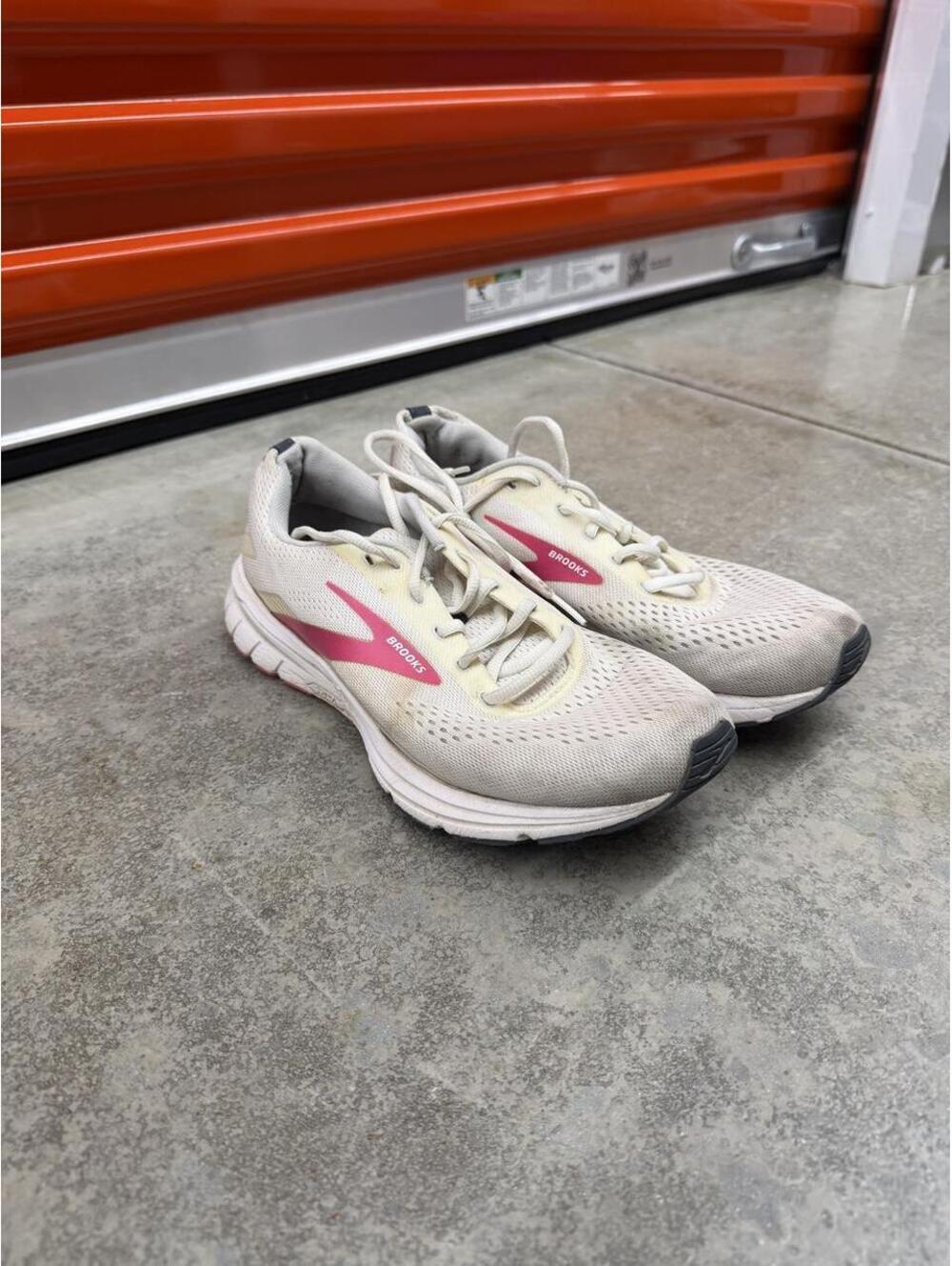 brooks signal 3 white and pink running gym shoes size 10 WOMENS